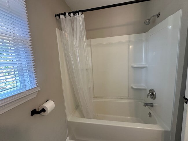 Building Photo - 3 Bedroom, 1 Bath Updated Home so very close to Ft Bragg!!
