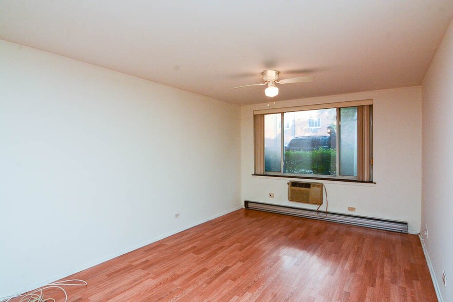 Building Photo - 3825 N Pine Grove Ave
