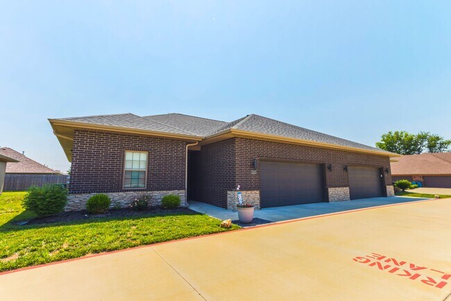 Primary Photo - NEW LUXURY 3 BED 2 BATH 2 CAR GARAGE DUPLEX