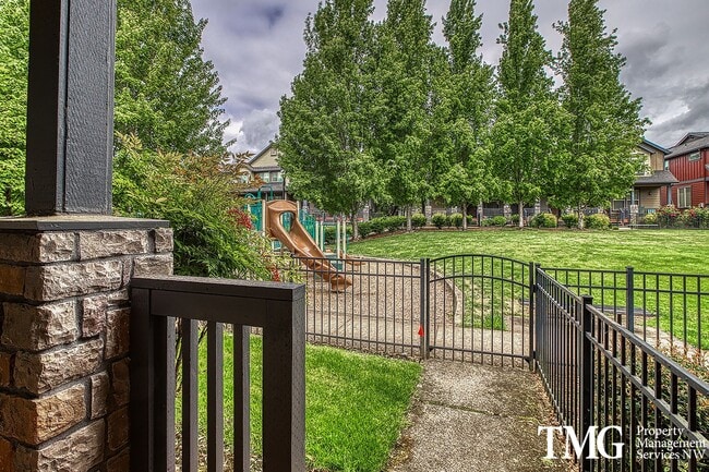 Building Photo - Gorgeous 4-bedroom Townhome with garage and washer / dryer in unit.