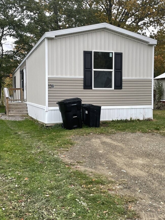 Building Photo - 13 Rena Dr