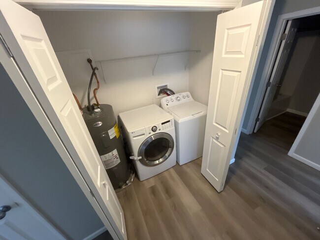 Building Photo - 301 W 7th St