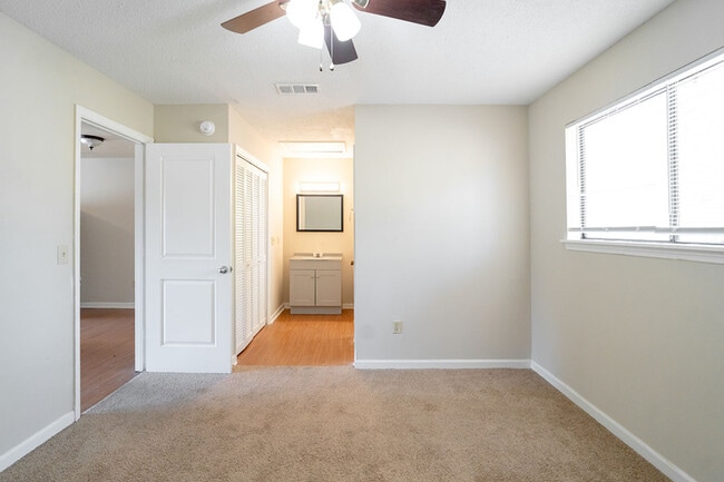 Building Photo - 836 Richmond St