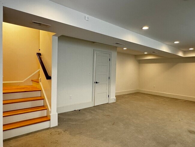 Building Photo - 44 Evergreen St