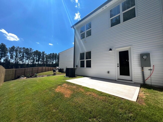 Building Photo - MOVE IN READY -3 Bed, 2.5 Bath 1 car garag...