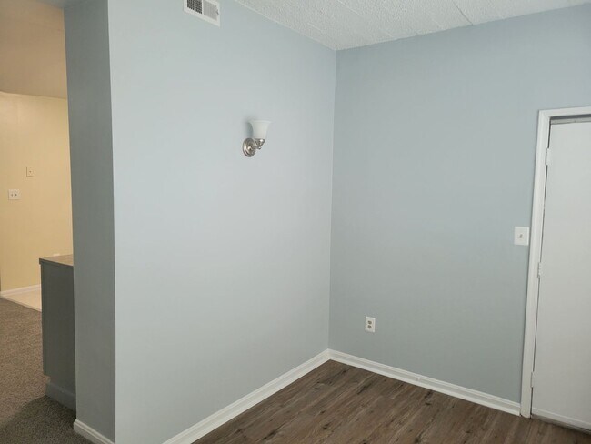 Building Photo - Spacious 3 BR/2 BA Townhome  in Greenway!