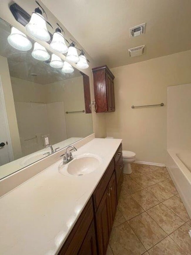 Building Photo - 3 bed plus office with storm shelter in Moore Schools!