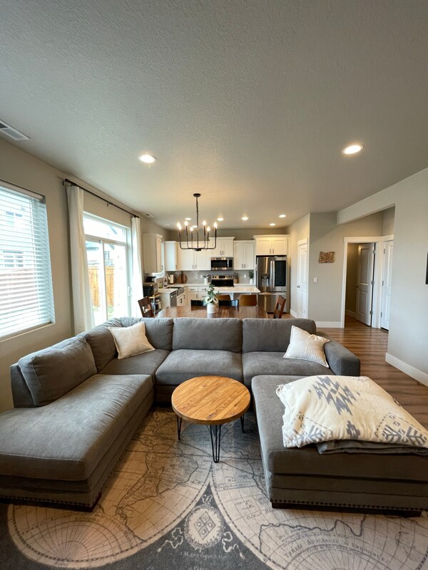 Building Photo - 835 NE Buckthorn Dr