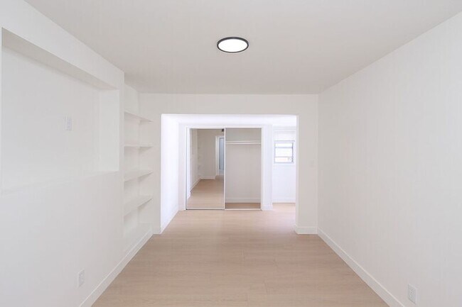 Building Photo - 3155 Montrose Ave