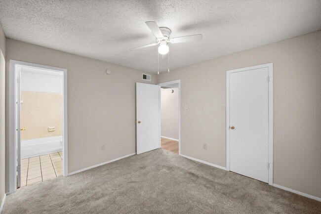 Building Photo - 8000 Cambridge Cir