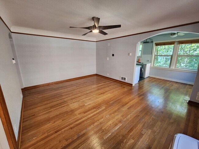 Building Photo - Queen's Court | A/C + Den | Renovated Kitc...