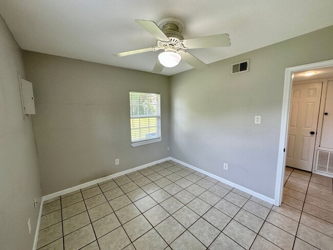 Building Photo - 2 bedroom 1 bath house for rent in Pensaco...