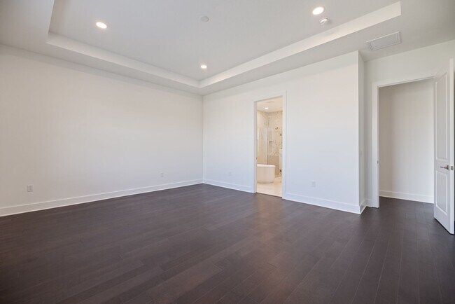 Building Photo - Brand New spacious 4bd/3.5bth Sarasota Hom...