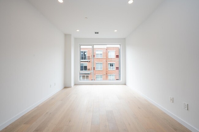 Building Photo - 425 3rd St