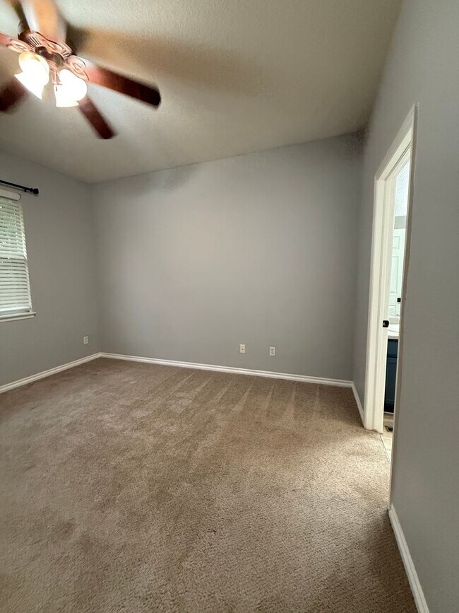 Building Photo - Bright and Modern 3-Bed, 2.5-Bath Townhous...