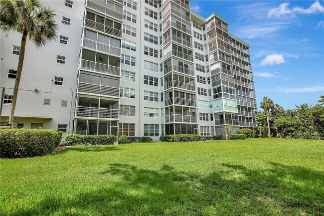 Building Photo - 4015 W Palm Aire Dr