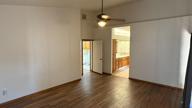 Building Photo - 521 Sherwood Ct