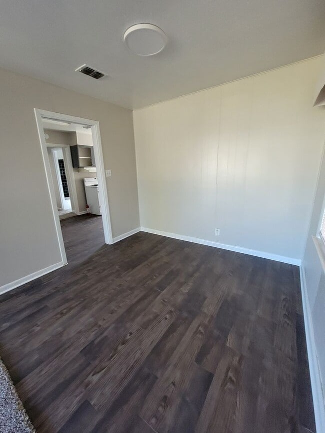 Building Photo - 3 Bedroom 1 Bath Home