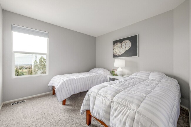 Building Photo - $0 DEPOSIT OPTION. BEAUTIFULLY MAINTAINED ...