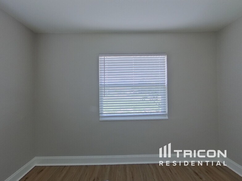 Building Photo - 5151 Flamingo Dr N