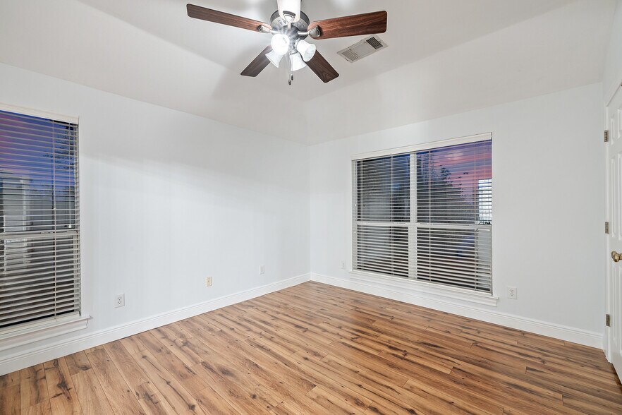 Building Photo - 402 Luna Vista Dr