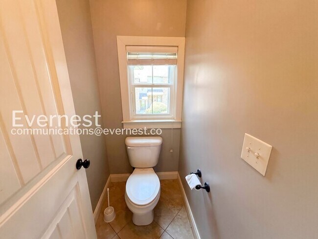 Building Photo - Comfort Meets Modern Convenience with Fireplace / 3 Beds & 2.5 Bath / Available Now