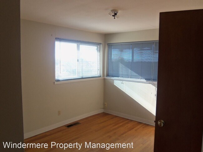 Building Photo - 223 SE Valley Dr