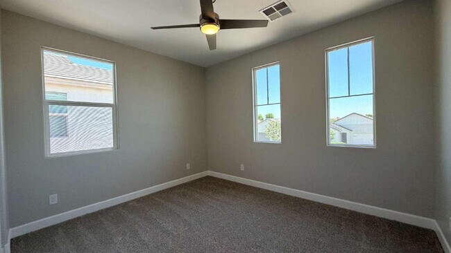 Building Photo - 612 Hazelnut Ln