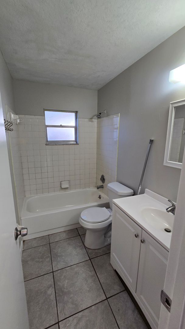 Building Photo - 3 Bed, 2 Bath, 1 Car garage.