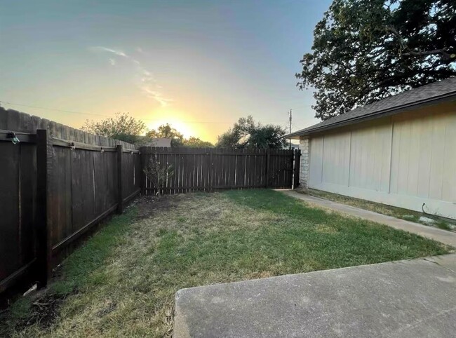 Building Photo - 1725 Horseshoe Cir