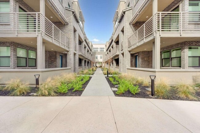 Building Photo - 202 Stone Pine Terrace