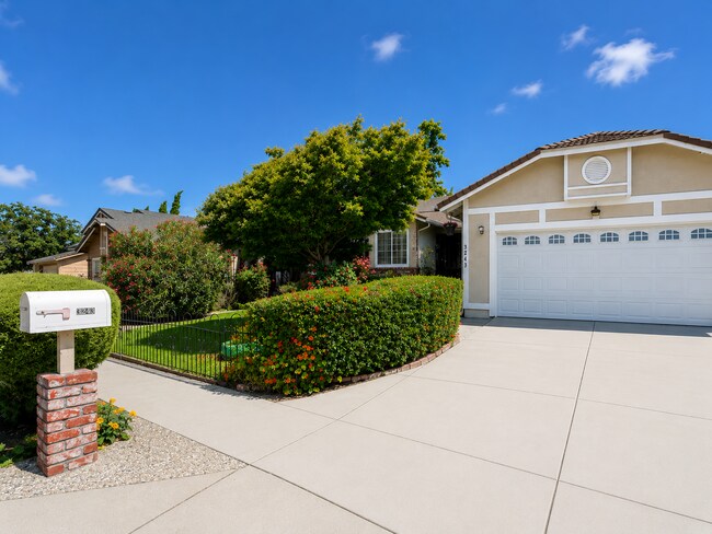 Building Photo - Welcome to this stunning 4 bedroom  bathroom home located in Fremont