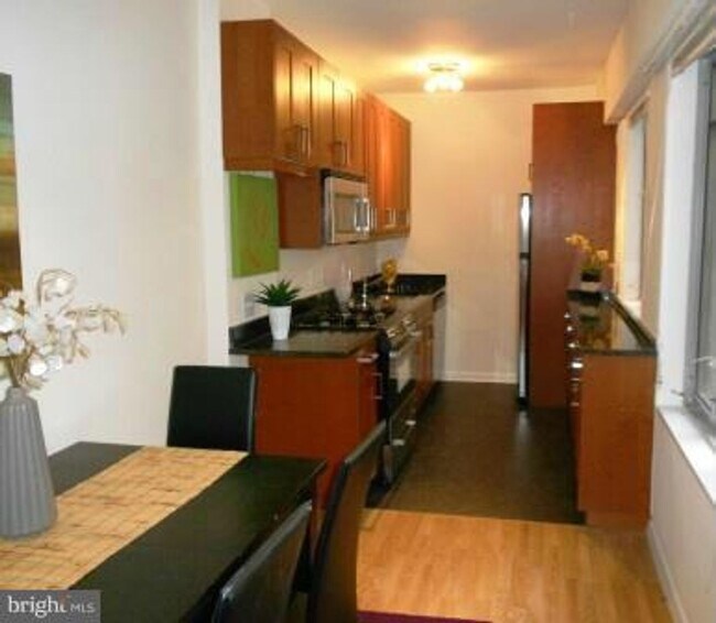 Building Photo - Fantastic location! Great Large Studio for...