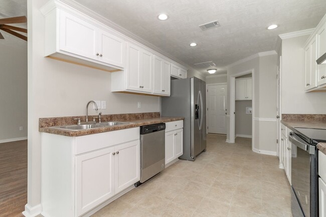 Building Photo - Ranch Near Gate 6