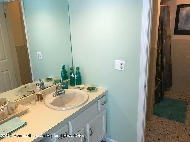 Building Photo - 10 SE Central Ave