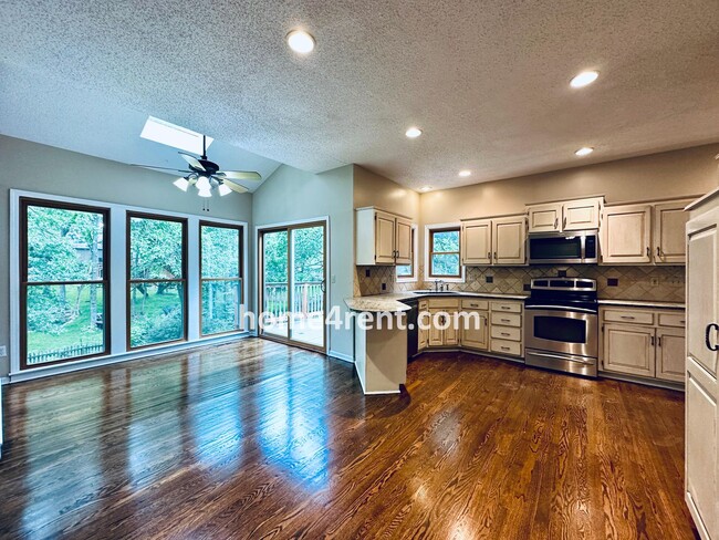Building Photo - Blue Valley Schools, Granite Counters, Fin...