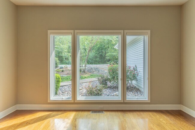Building Photo - 10 Lindura Ln