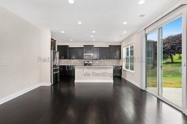 Building Photo - 127 Blossom Ridge Dr