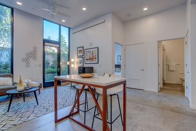 Building Photo - Luxury Studio near Salt and Straw! Only $1...