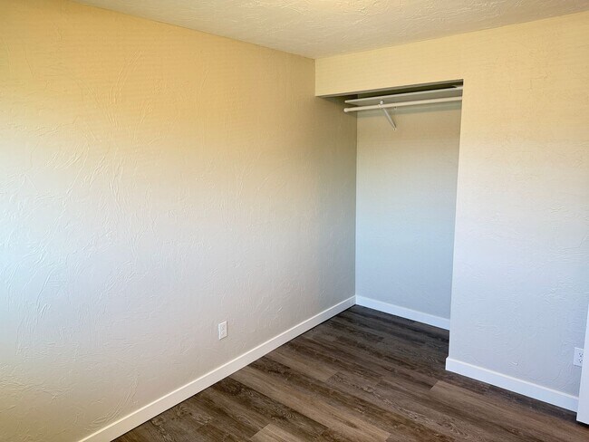 Building Photo - New 2 bed 1 1/2 bath duplex in Springfield!