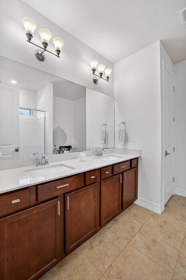 Building Photo - 4651 Pinehurst Trl E