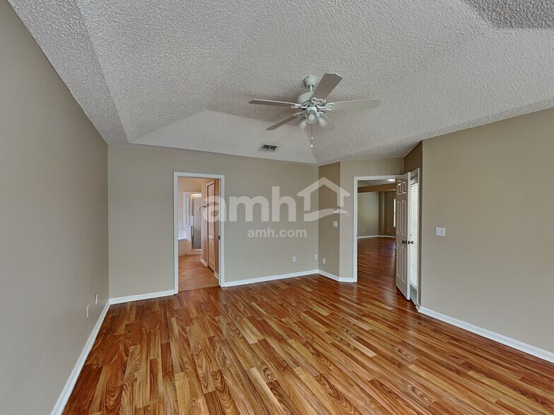 Building Photo - 220 Southlake Dr