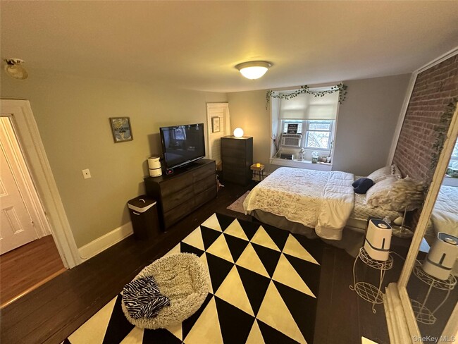 Building Photo - 118 Main St