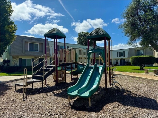 Building Photo - 11115 Slater Ave