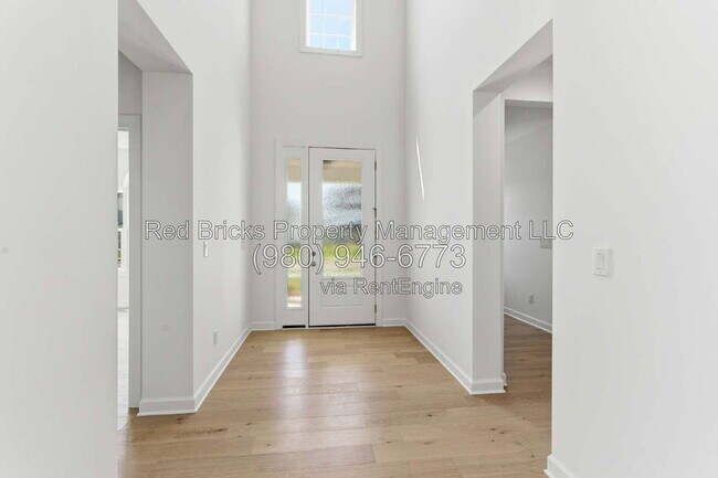 Building Photo - 4016 Dahlia Dr