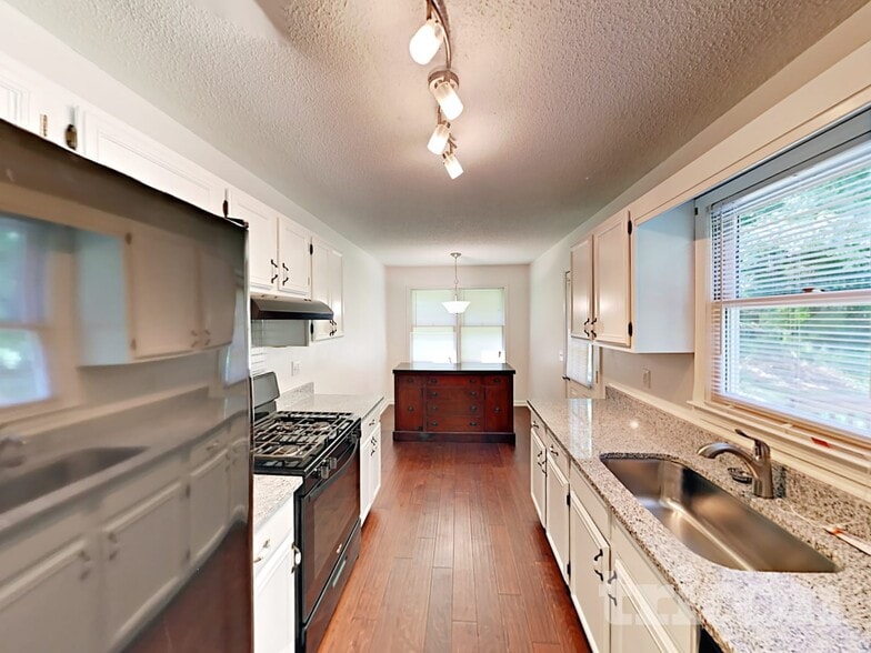 Building Photo - 244 Chastain Way