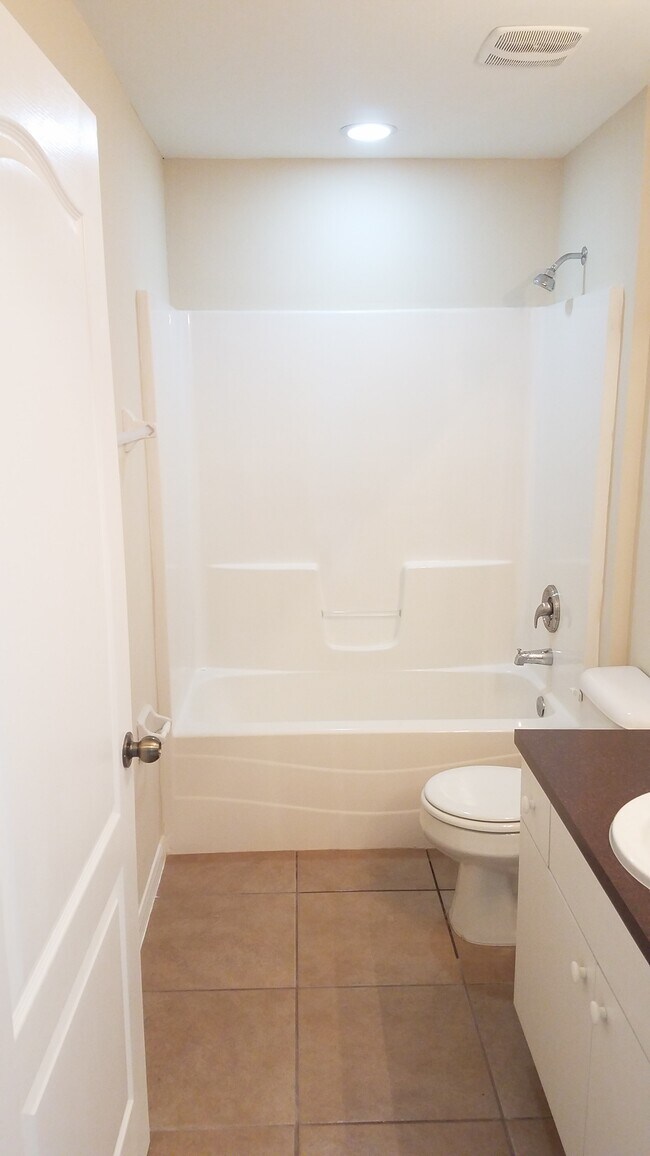 Building Photo - 429 Piper Ave