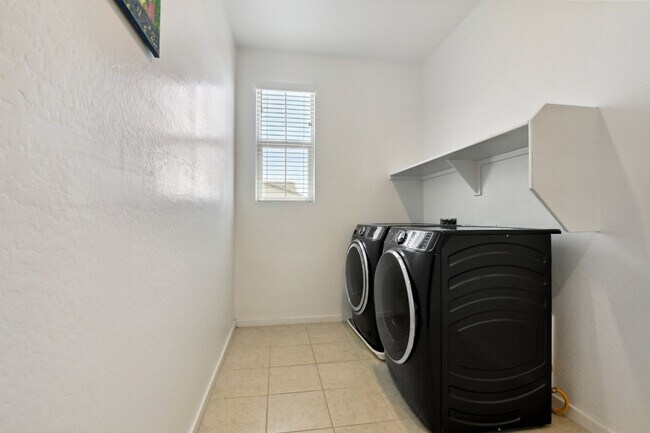 Building Photo - 4 Bedroom Single Family in Chandler