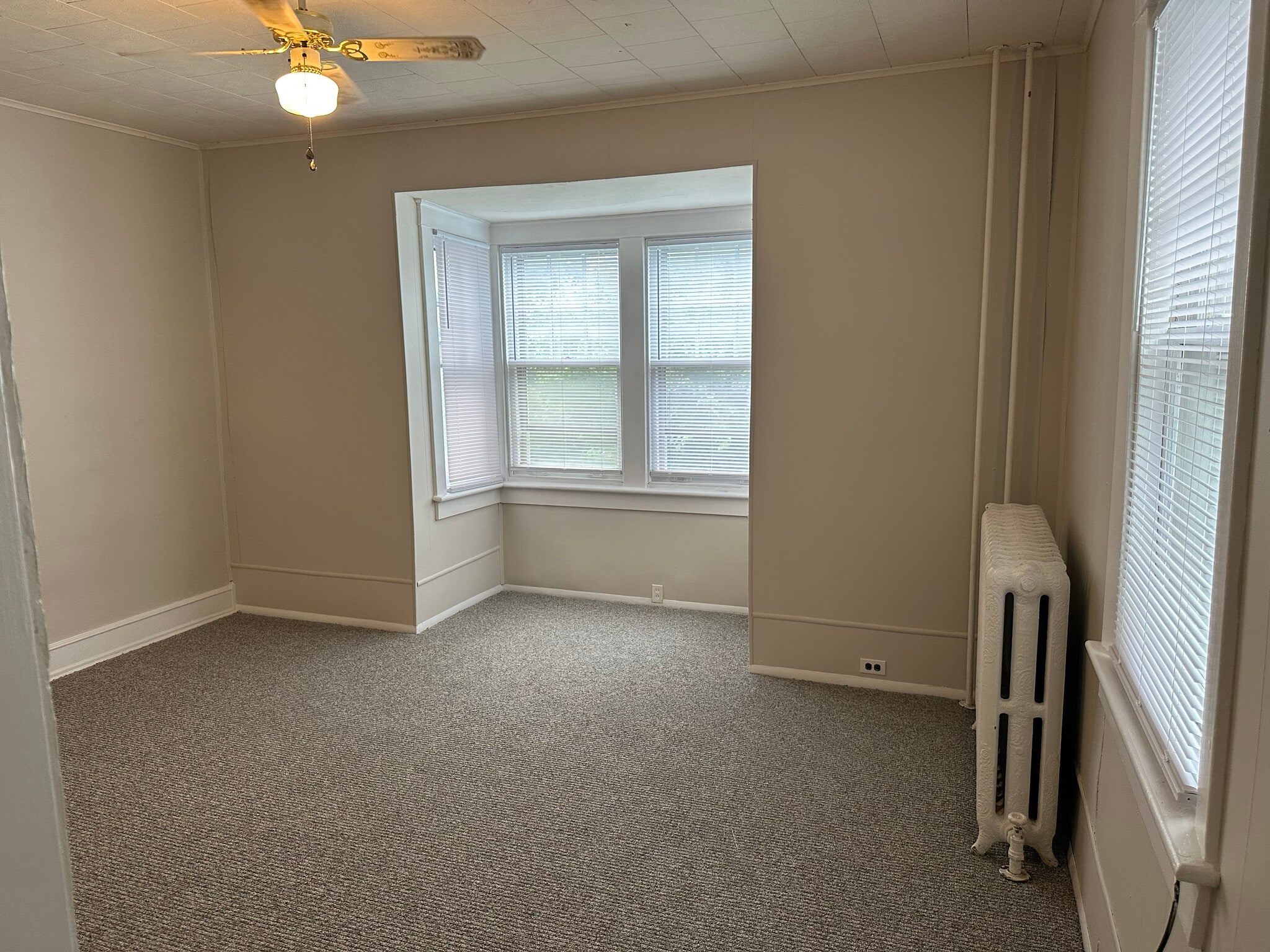 Building Photo - 637 5th Ave