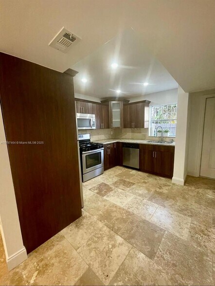 Building Photo - 6979 SW 110th Ct